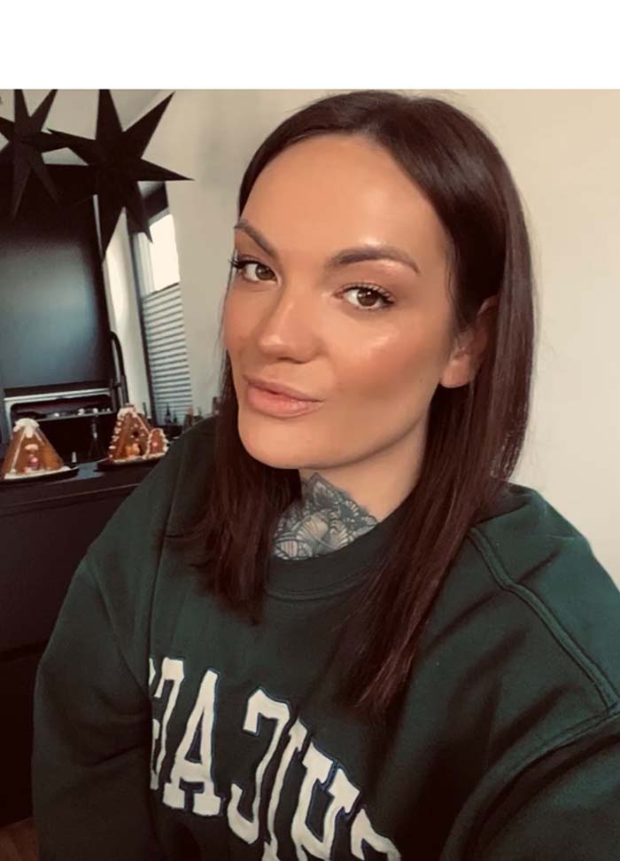 Alisa ist ab sofort mit im Team der Supplera Family. Wenn Sie jemanden im Büro lachen hören - Sie dürfen versichert sein: Das ist Alisa!
Sie lesen einen Newsletter? Oder stöbern in unserer schlauen Wissensdatenbank, die exklusiv nur für unsere lieben Kunden/Innen zugänglich ist? Sie dürfen sicher sein: Alisa war fleißig und hat die Gestaltung der E-Mails und der Texte dort übernommen.
Sie ist unsere Expertin für Text, Satz und Layout und leckeren Kaffee.