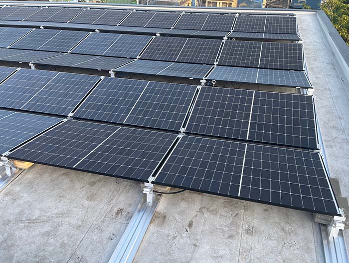 Im Juli 2023 wurde eine bedeutende nachhaltige Maßnahme auf dem Neubau umgesetzt: Die Integration von Solarenergie. Diese innovative Entscheidung markiert einen Schritt in Richtung umweltfreundlicher Energiequellen und trägt dazu bei, die Abhängigkeit von konventionellen Energiequellen zu reduzieren.