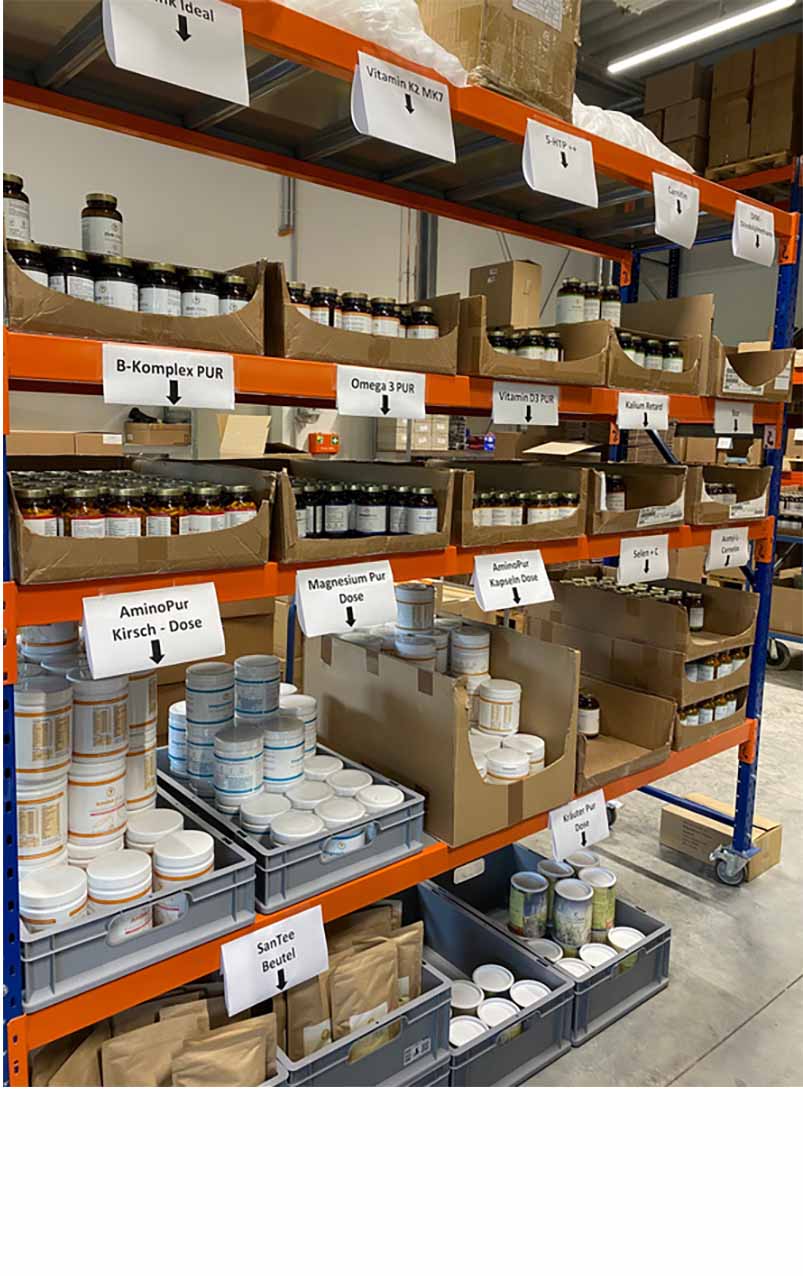 Das Lager wächst, genauso auch wie die Ansprüche, effizient zu arbeiten und unseren lieben Kundinnen und Kunden auf jeden Fall immer das Richtige ins Paket zu packen. Es folgen Kommissionier-Regale, aus denen es jetzt noch einfacher ist, die Bestellungen zu packen und versandfertig zu machen.