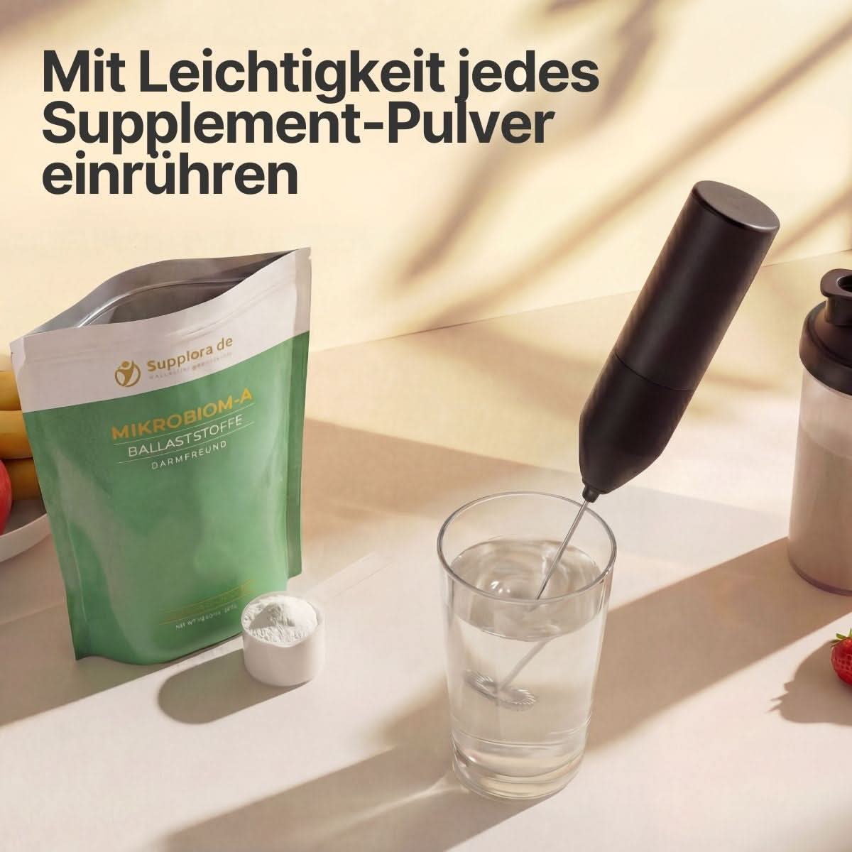 Supplera Milchaufschäumer in einer Lifestyle-Umgebung – Demonstration der Anwendung mit einem Glas Wasser und Mikrobiom-A Ballaststoffe Pulver