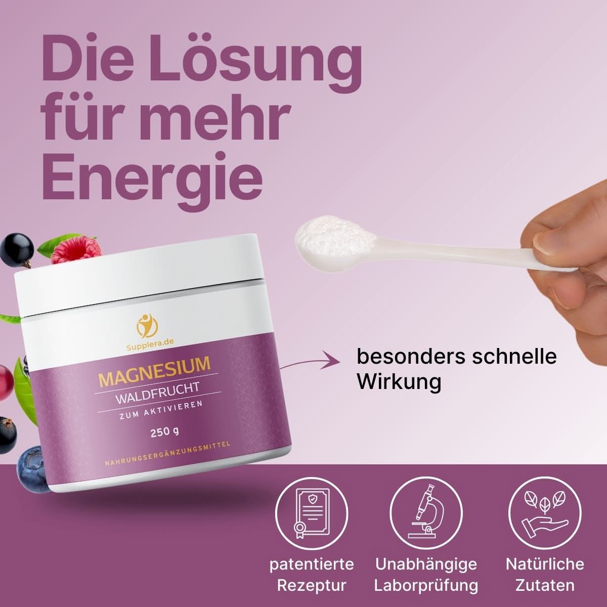 Eine Hand hält einen Messlöffel mit Supplera ionischem Magnesium Waldfrucht, daneben eine 250g Dose und Früchte im Hintergrund