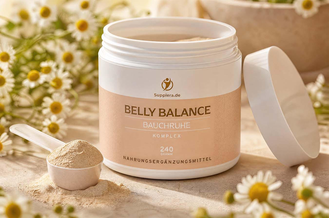 Eine offene Dose Belly Balance von Supplera mit einem gefüllten Messlöffel im Vordergrund, umgeben von Kamille