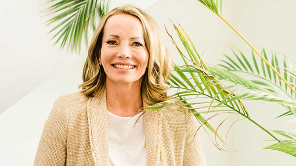 Martina Leukert, Mitgründerin von Supplera, vor grünen Pflanzen