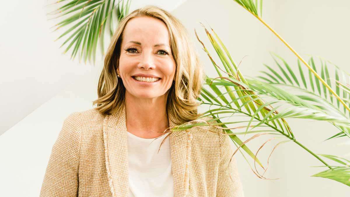 Martina Leukert, Mitgründerin von Supplera, vor grünen Pflanzen