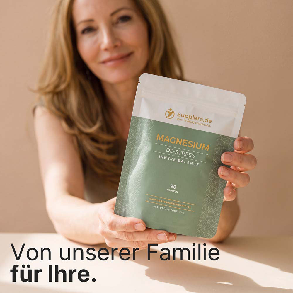 Frau hält eine Packung Magnesium De-Stress in die Kamera – Nahrungsergänzung für die ganze Familie