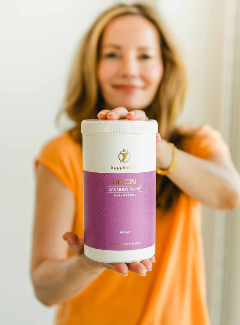 Martina hält Supplera Glycin in der Hand und zeigt die Dose in die Kamera