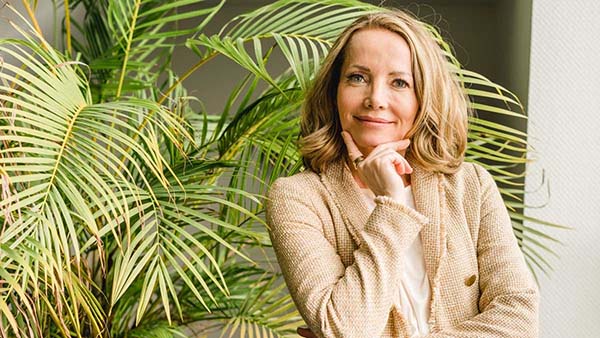 Porträt einer Frau im Grünen zum RP-Beitrag über 20 Jahre Frauengesundheit