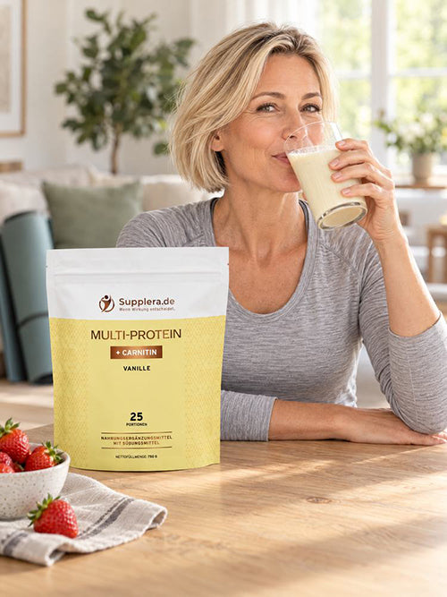 [KI]Eine Frau Anfang 50 trinkt nach dem Home-Workout einen Vanille-Shake. Davor steht der Original-Beutel, etwa doppelt so hoch wie das Glas.[KI]