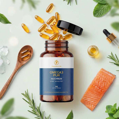 Supplera Omega 3 PUR Kapseln mit EPA und DHA in EPAX-Qualität – kreatives Flat-Lay mit Softgel-Kapseln, frischem Lachs, Omega-3-Öl-Pipette und Eiskristallen als Symbole für Zusammensetzung, Fischöl-Quelle und kühle Lagerung