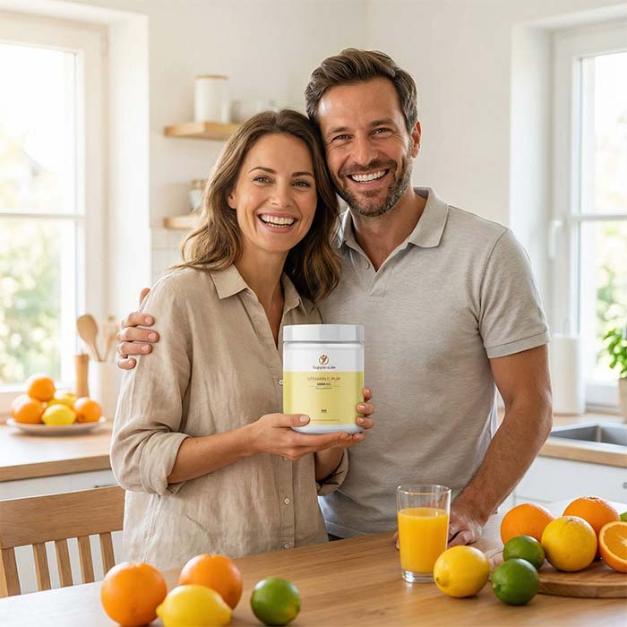 Glückliches Paar in der Küche mit dem Supplera Immunbooster 