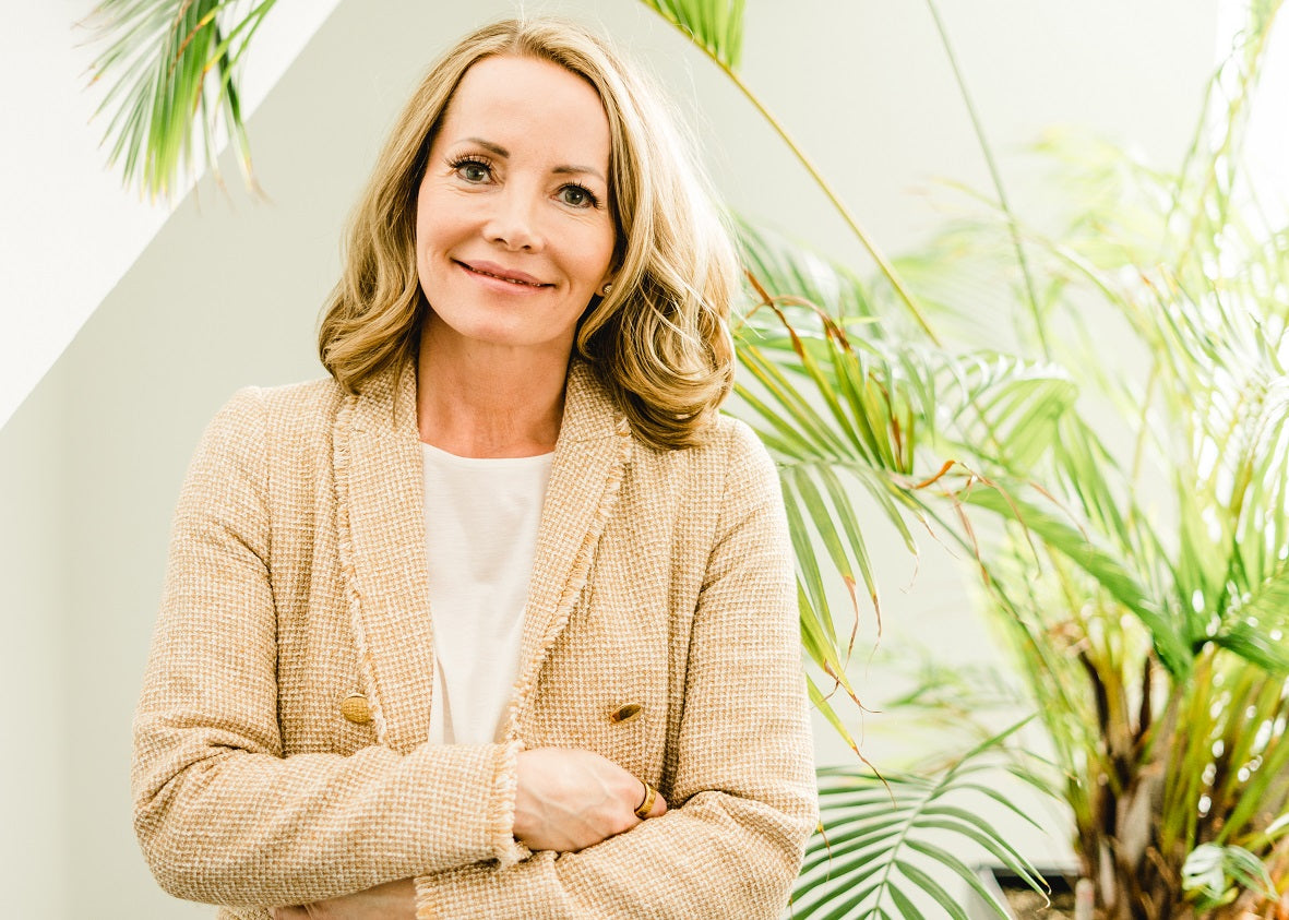 Martina Leukert, Mitgründerin von Supplera, vor grünen Pflanzen